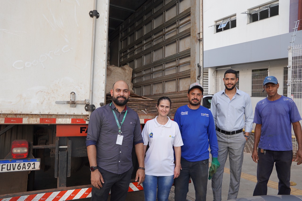 Colaboradores do Sistema OCB/GO participam de prograna de reciclagem na instituição